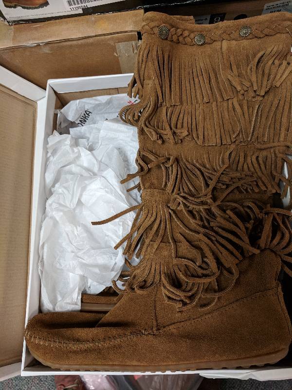 lot 7 image: Minnetonka Womens 5 Layer Fringe Boot Light Brown 8
