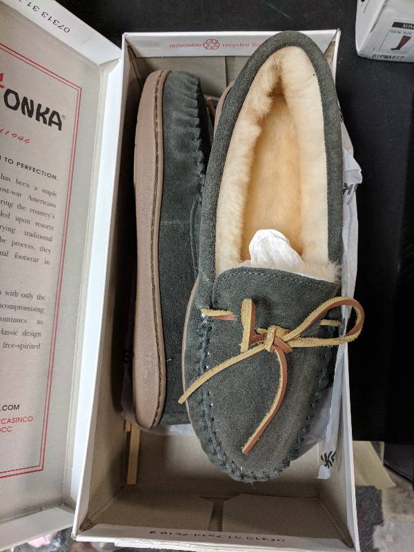 lot 8 image: Minnetonka Womens Sheepskin Hard-Sole Moccasin Grey 7
