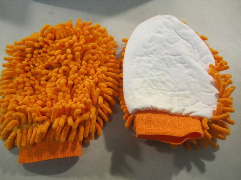 lot 158 image: Case of 50 Orange Frizzy Car Wash M...