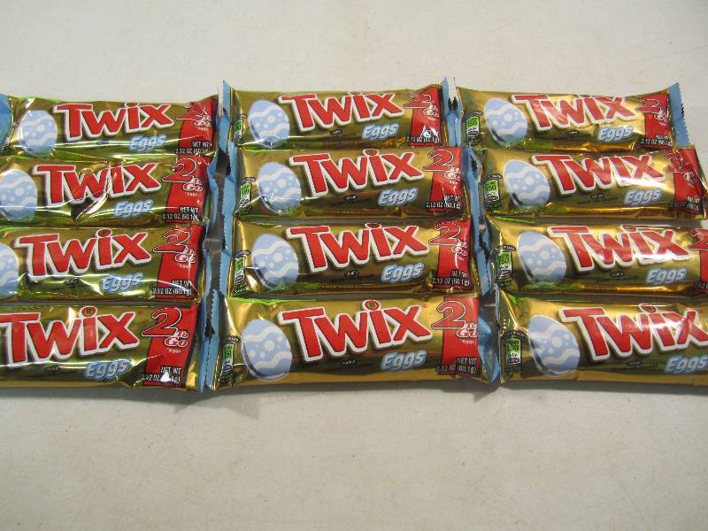lot 306 image: Lot of 12 Twix Eggs Cookies 2 per p...