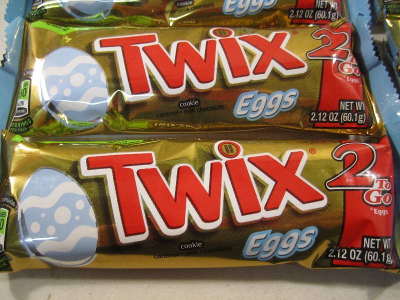 lot 307 image: Lot of 12 Twix Eggs Cookies 2 per p...