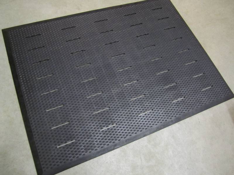 lot 27 image: 36 x 48 Heavy Duty Rubber Anti Fa...