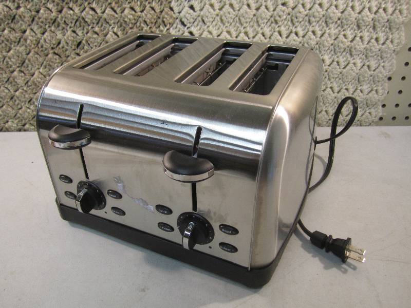 lot 31 image: Oster 4-Slice Toaster Looks New Mis...