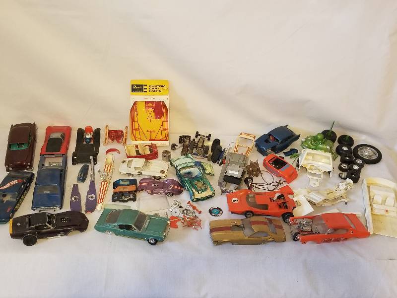 VINTAGE SLOT CARS WITH PART AND MOTORSVINTAGE MODEL CARS