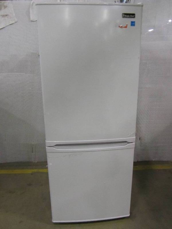 lot 39 image: Magic Chef 23.8 in. W 9.2 cu. ft. Bottom Freezer Refrigerator in White
