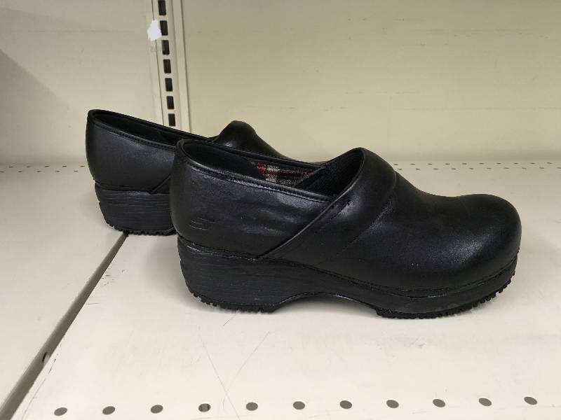 SIZE 8 WOMENS BLACK LIGHT WEIGHT CLOG
