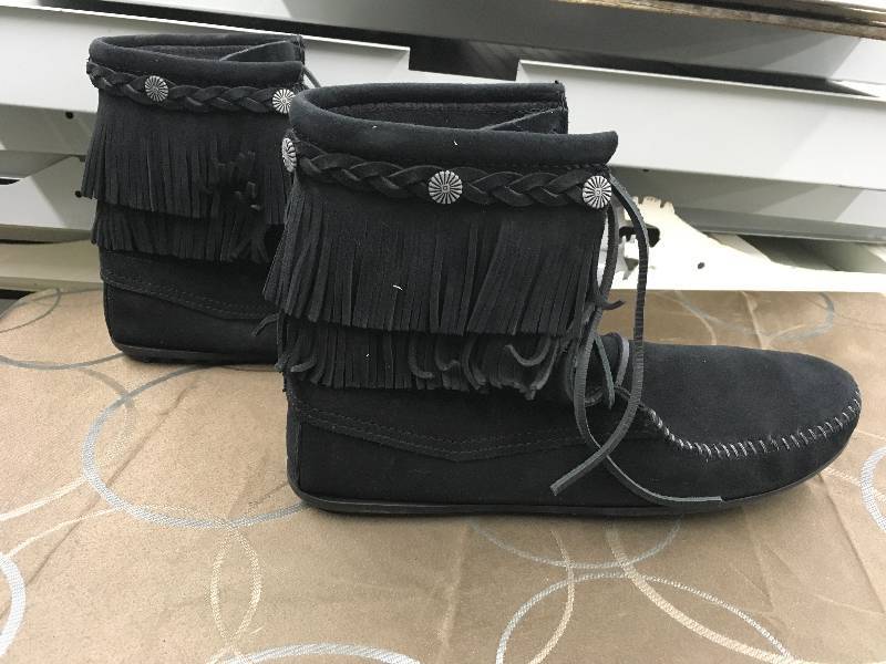 MINNETONKA WOMENS FRINGE BOOTS