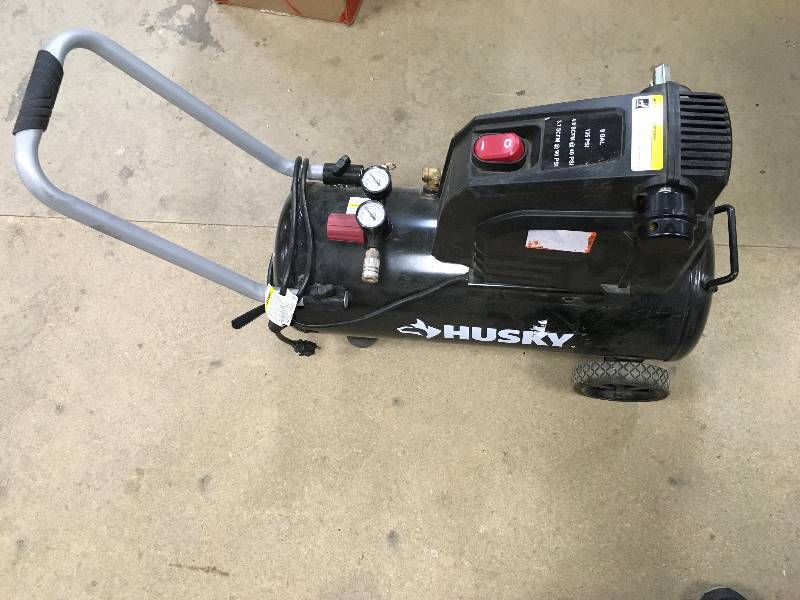 lot 9 image: Husky 8 Gallon 135 PSI Air Compressor in working conditions