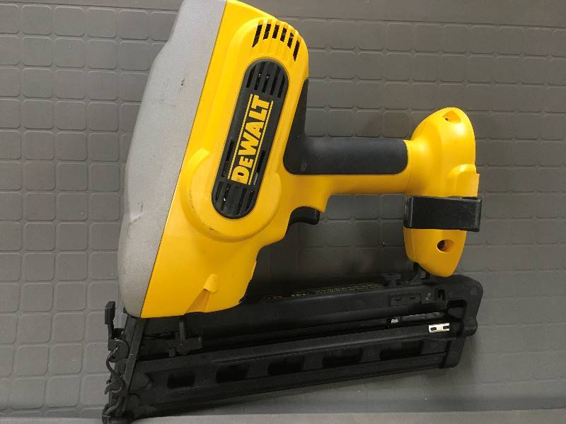 lot 45 image: DeWalt 18-Volt XRP NiCd Cordless 16-Gauge 20 Degree Angled Nailer in working conditions