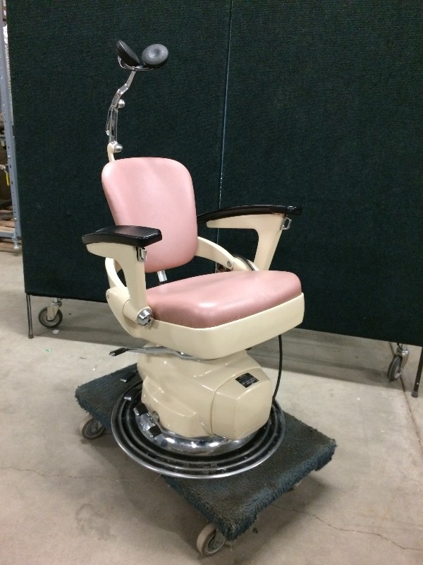 lot 1 image: RETRO COOL VINTAGE HYDRAULIC POWER ELECTRIC RITTER DENTAL ADJUSTABLE CHAIR - GREAT FOR TATTOO ARTISTS OR BARBERS - EXCELLENT WORKING CONDITION