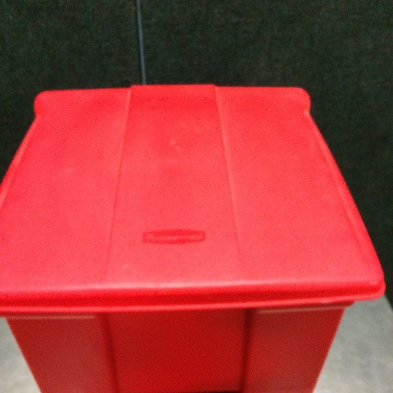 lot 22 image: Heavy Duty Rubbermaid Foot Flip Top Garbage OR Storage Tote - Excellent