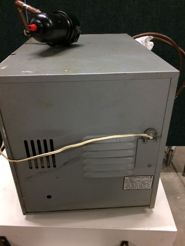 lot 40 image: Pelton & Crane Dental Deaquavator Compressed Air Dryer D1 - Worked When Removed From Clinic - Takes the moisture out of the air, condenses it, and reheats it before going to treatment rooms. Meets All New Codes.