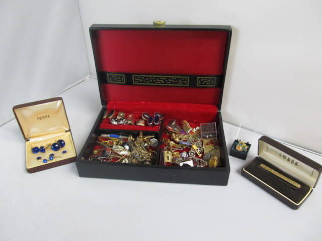 lot 58 image: Estate Lot of Vintage Mens JewelryCufflinksAccessories.