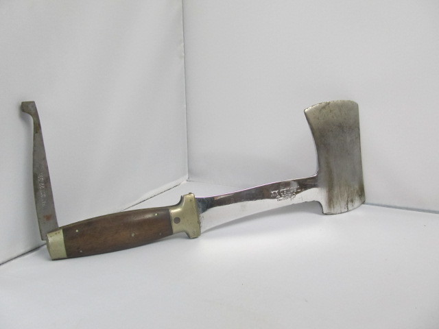 lot 59 image: Vintage CASE Tested XX Combo Hatchet