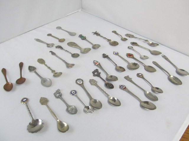 lot 61 image: Large Lot of Vintage Collector Spoons