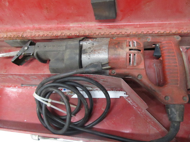 lot 71 image: Working Heavy Duty MILWAUKEE Sawzall
