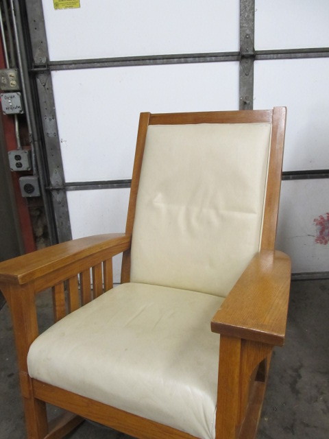 lot 93 image: Vintage Arts & Crafts Style Oak Rocker