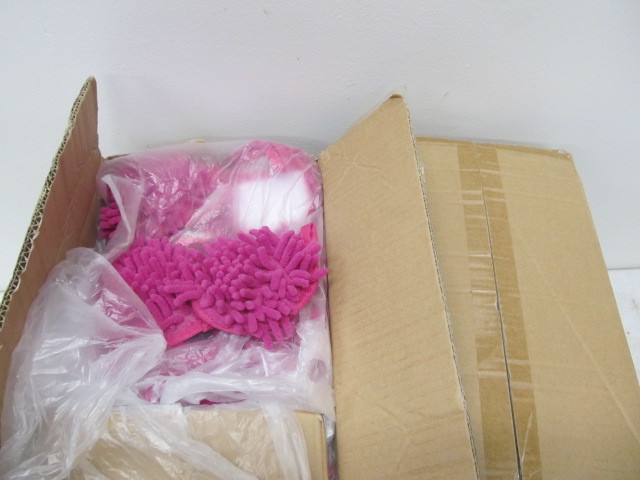 lot 97 image: 400 Brand New Frizzy Finger Dusters