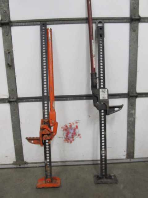 lot 133 image: 2 Large Heavy Duty Auto Jacks