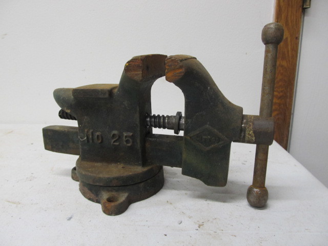 lot 135 image: Vintage Littlestown No. 25 Bench Vise