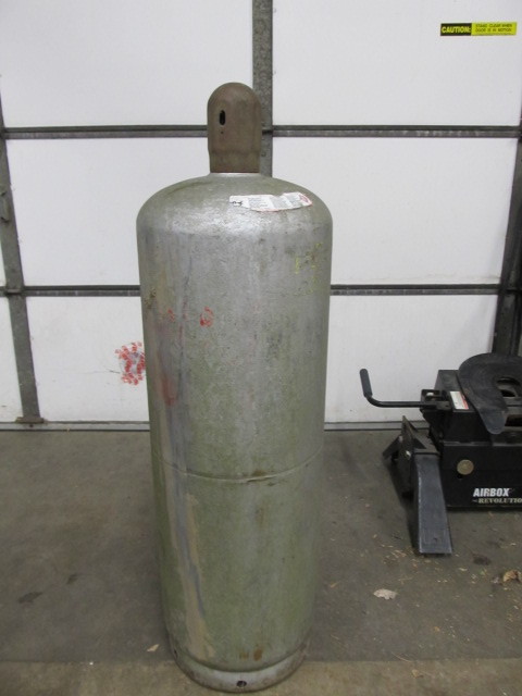 lot 141 image: 100 Gallon Propane Tank 