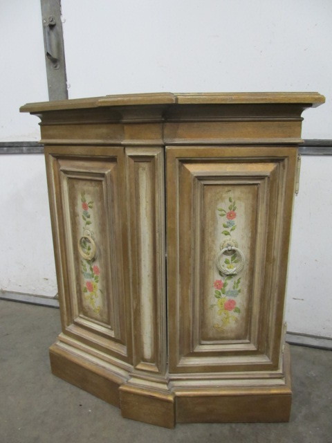 lot 151 image: NICE Vintage Entry Hall Cabinet