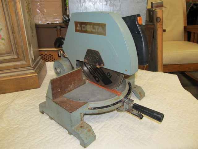 lot 153 image: Working DELTA Miter Saw