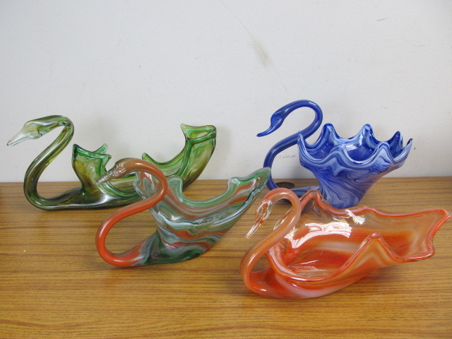 lot 158 image: Group of Large Vintage Swirled Blown Glass Swans