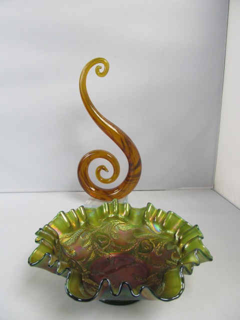 lot 175 image: Vintage Carnival Glass Bowl & Art Glass Sculpture
