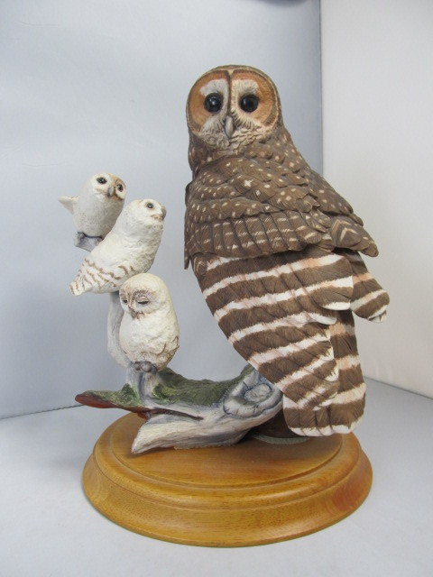 lot 176 image: Large Ceramic Owl & Babies Figurine