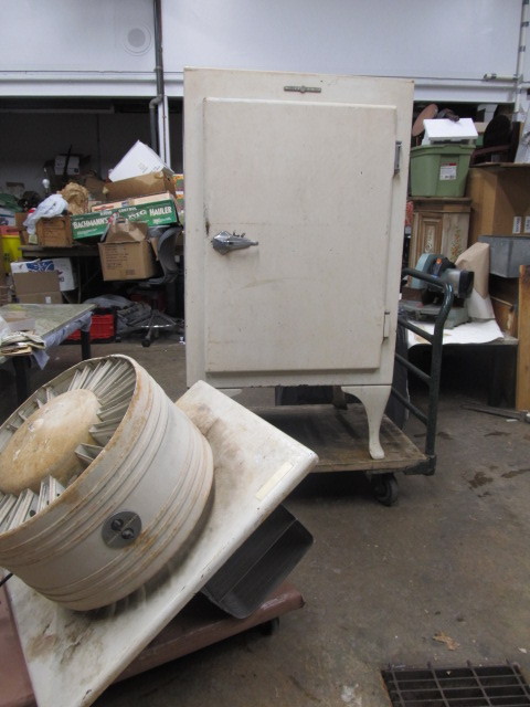 lot 17 image: Vintage GE Porcelain Refrigerator wOverhead Motor