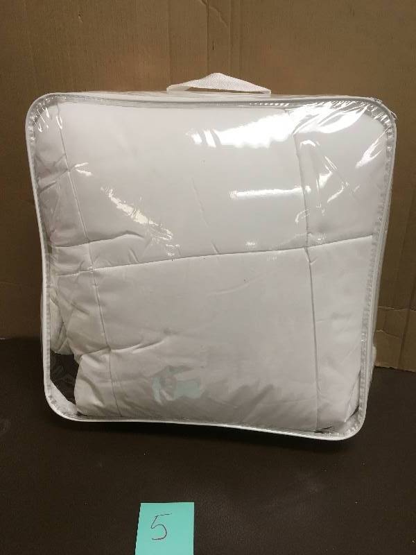 Cannon Down Alternative 3M Microfiber Comforter no used