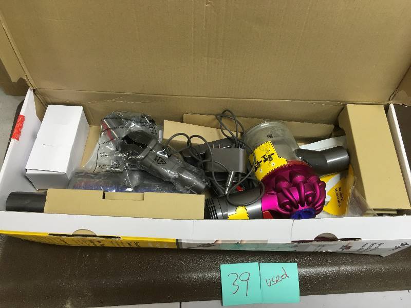 Dyson V7 Motorhead Cordless Stick Vacuum used in like new condition