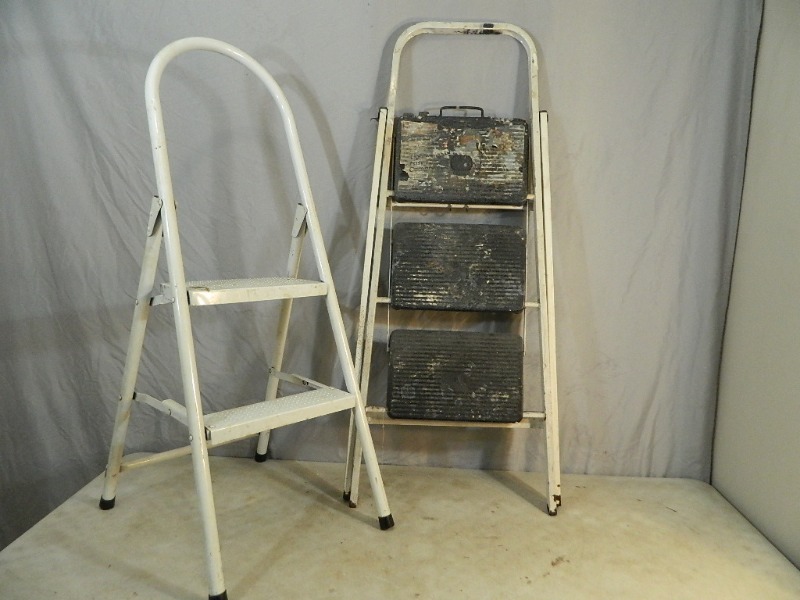 2 Folding Step Stools