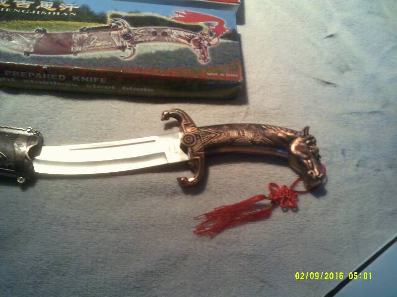 lot 1 image: COLLECTIBLE KNIFE