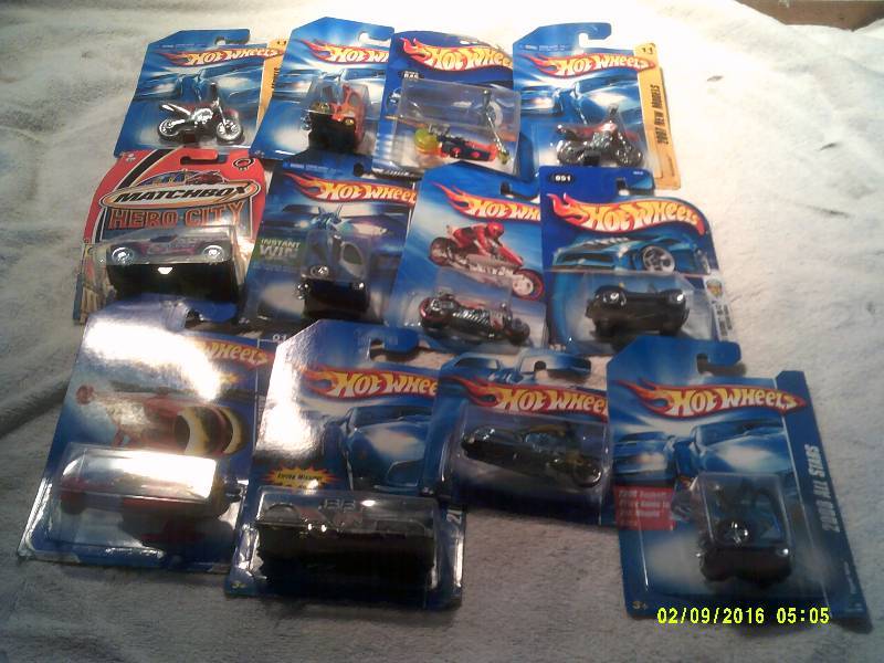 lot 2 image: 12 COLLECTIBLE HOT WHEELS
