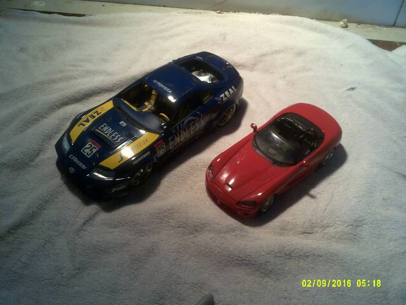 lot 5 image: 2 COLLECTIBLE CARS