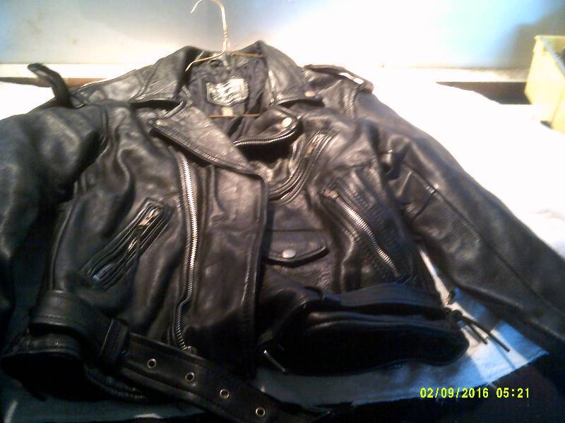 lot 6 image: SMALL LEATHER JACKET