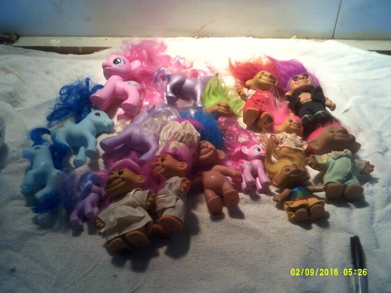 lot 8 image: COLLECTIBLE MY LIL PONIES AND GNOMES