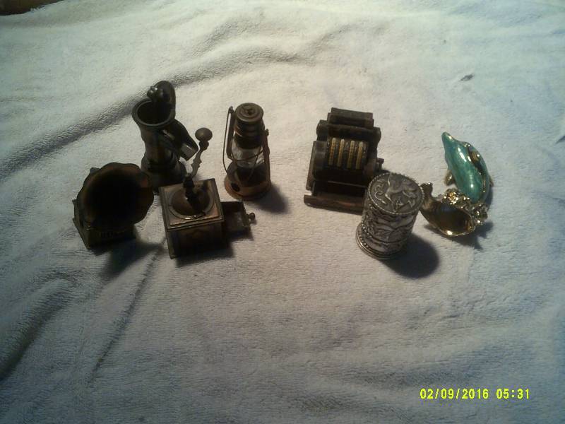 lot 9 image: COLLECTIBLE PENCIL SHARPENERS AND OTHER METAL WARE