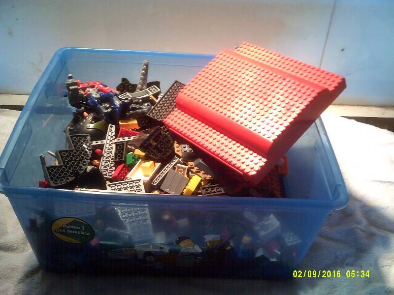 lot 10 image: LOTS OF LEGOS