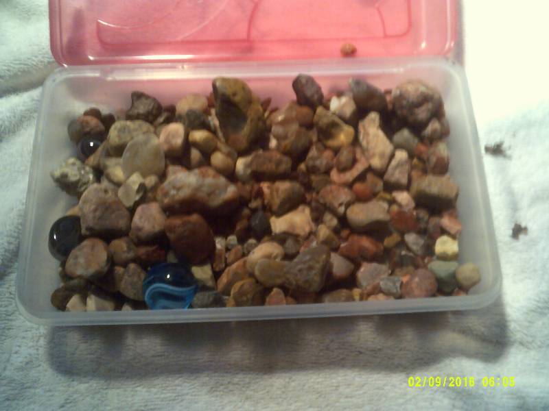 lot 13 image: SMALLER AGATES