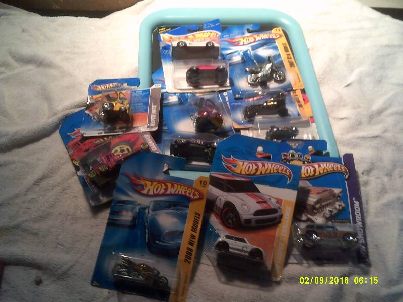 lot 17 image: 12 COLLECTIBLE HOT WHEELS