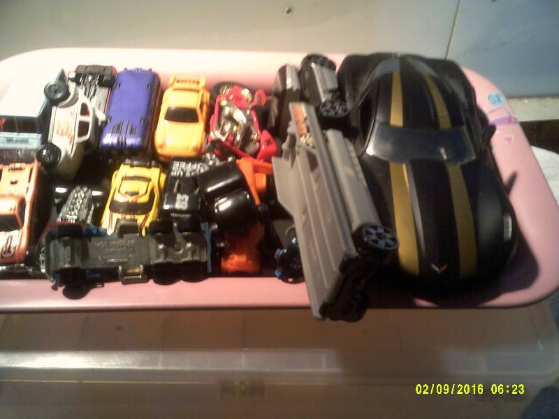 lot 19 image: COLLECTIBLE CARS AND TRUCKS