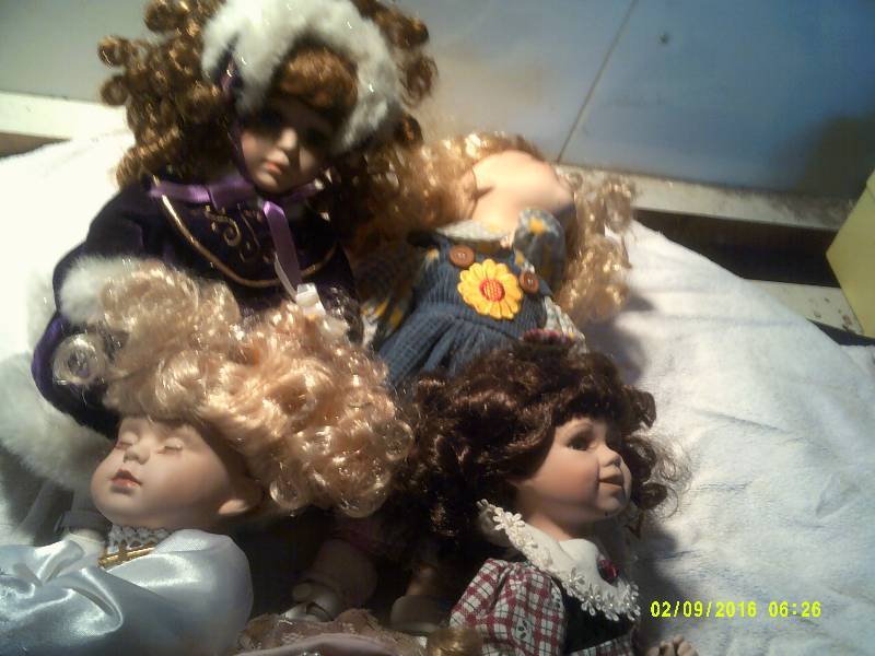 lot 20 image: COLLECTIBLE PORCELIAN DOLLS