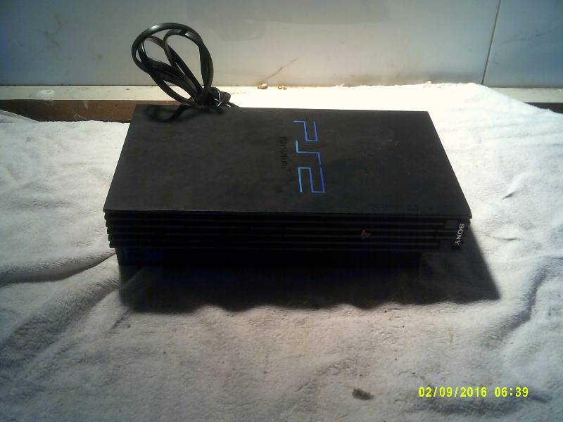 lot 23 image: PS2 CONSOL WITH MEMORY CARDS