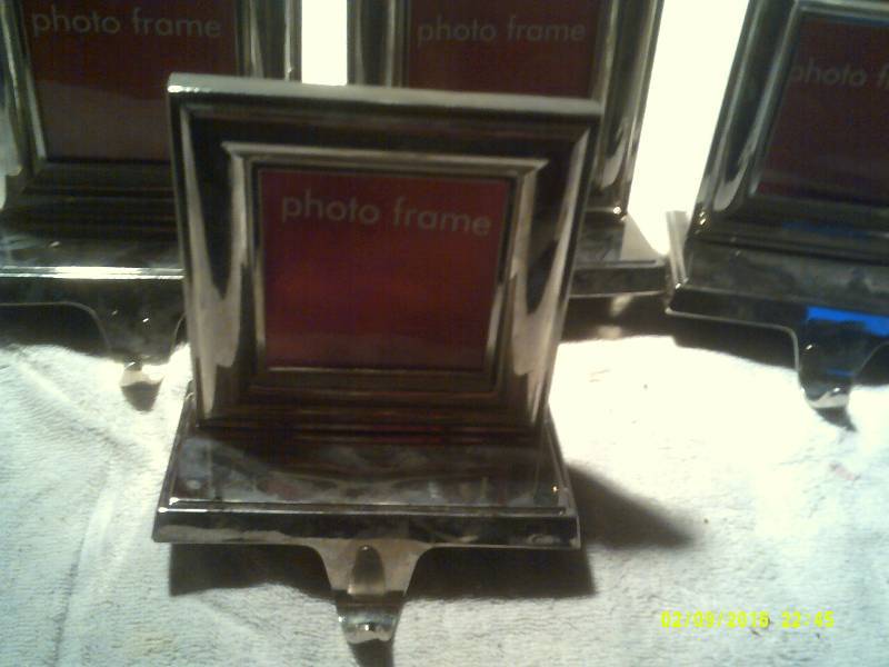 lot 28 image: 4 LEDGE PICTURE FRAMES WITH HOOKS