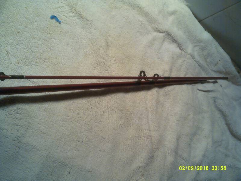 lot 33 image: SLING SHOT CLOSED FACED REEL AND ROD