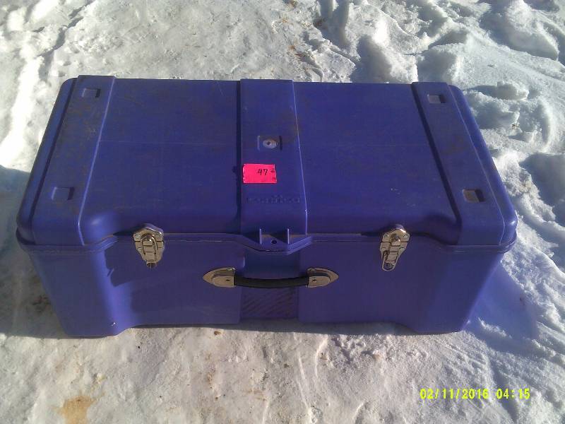 lot 47 image: 1 CHEST TOTS WITH LATCHING COVER