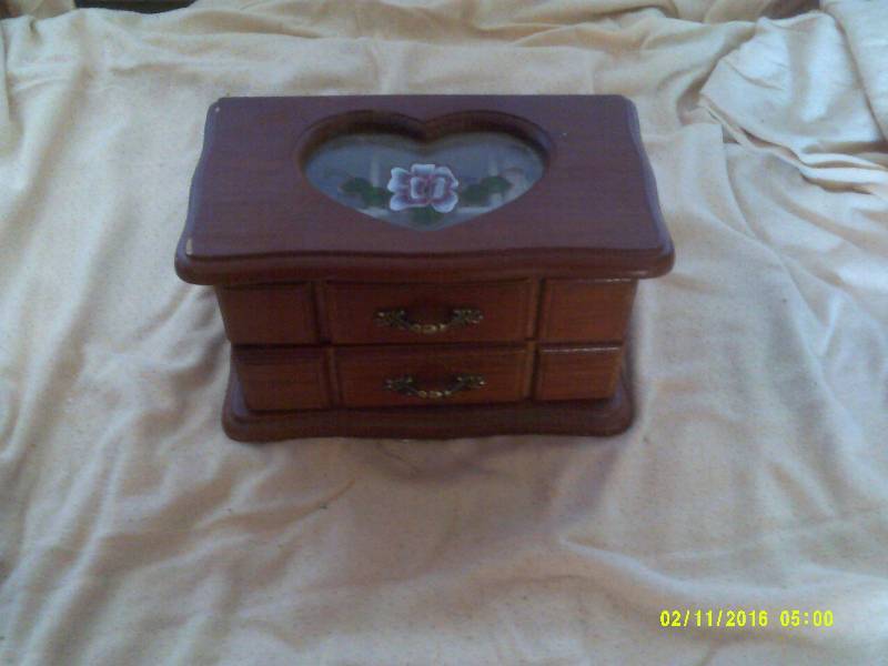 lot 56 image: JEWLERY AND BOX